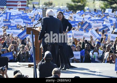 Alexandria Ocasio-Cortez annuncia il suo sostegno per il democratico Presidenziale fiducioso Sen. Bernie Sanders durante un rally di Bernies Back nel Queens, NY, il 19 ottobre 2019. (Foto di Bastiaan Slabbers/NurPhoto) Foto Stock