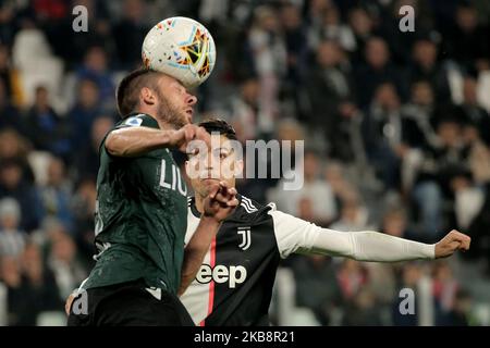 Mattia Bani del Bologna FC compete per la palla con Cristiano Ronaldo della Juventus durante la Serie A match tra Juventus e Bologna FC allo Stadio Allianz il 19 ottobre 2019 a Torino. (Foto di Giuseppe Cottini/NurPhoto) Foto Stock