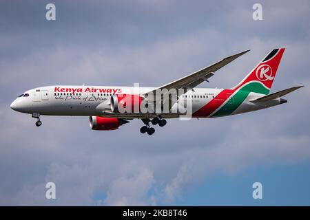 Kenya Airways Boeing 787-8 Dreamliner come visto all'atterraggio finale presso l'aeroporto internazionale di Londra Heathrow LHR EGLL in Inghilterra, Regno Unito il 20 ottobre 2019. L'aereo B787 ha la registrazione 5Y-KZE, 2x motori a reazione GEnx-1B e il nome Serengeti Plains. La compagnia aerea collega la capitale britannica all'aeroporto internazionale Jomo Kenyatta NBO HKJK di Nairobi. Kenya Airways KQ KQA è il vettore di bandiera del Kenya e membro dell'alleanza aerea SkyTeam. (Foto di Nicolas Economou/NurPhoto) Foto Stock