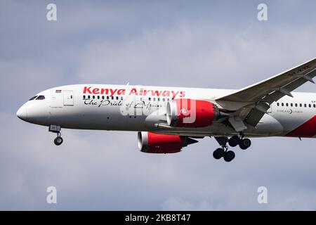 Kenya Airways Boeing 787-8 Dreamliner come visto all'atterraggio finale presso l'aeroporto internazionale di Londra Heathrow LHR EGLL in Inghilterra, Regno Unito il 20 ottobre 2019. L'aereo B787 ha la registrazione 5Y-KZE, 2x motori a reazione GEnx-1B e il nome Serengeti Plains. La compagnia aerea collega la capitale britannica all'aeroporto internazionale Jomo Kenyatta NBO HKJK di Nairobi. Kenya Airways KQ KQA è il vettore di bandiera del Kenya e membro dell'alleanza aerea SkyTeam. (Foto di Nicolas Economou/NurPhoto) Foto Stock