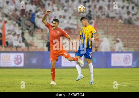 Héctor Moreno di al Gharafa vince un header su Hamdi Harbaoui durante la partita della QNB Stars League contro al Arabi il 20 2019 ottobre al Grand Hamad Stadium di Doha, Qatar. (Foto di Simon Holmes/NurPhoto) Foto Stock