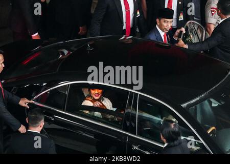 Il presidente indonesiano Joko Widodo e sua moglie Iriana si sono inondati dopo la sua inaugurazione presso l'edificio del Parlamento a Giacarta, Indonesia, il 20 ottobre 2019. (Foto di Anton Raharjo/NurPhoto) Foto Stock