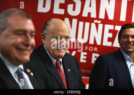 In questa foto di file, Lev Parnas (a sinistra), associato a Rudy Giuliani, che è stato accusato per aver violato le leggi di finanziamento della campagna, è visto con Giuliani in un rally di campagna per il governatore della Florida Ron DeSantis (a destra) il 4 novembre 2018 a South Daytona, Florida. (Foto di Paul Hennessy/NurPhoto) Foto Stock