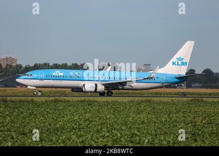 KLM Royal Dutch Airlines Boeing 737-800 come visto all'atterraggio finale all'aeroporto internazionale Schiphol di Amsterdam AMS EHAM nei Paesi Bassi. L'aereo da B737 passeggeri ha la registrazione PH-BCB, 2x motori a reazione CFMI CFM56, il nome Grote Pijlstormvogel / Great Shearwater e un adesivo per il 100° anniversario della compagnia aerea. KLM Royal Dutch Airlines, legalmente Koninklijke Luchtvaart Maatschappij N.V. è la compagnia aerea più antica del mondo, membro dell'alleanza aerea SkyTeam e appartiene al gruppo Air France-KLM. (Foto di Nicolas Economou/NurPhoto) Foto Stock