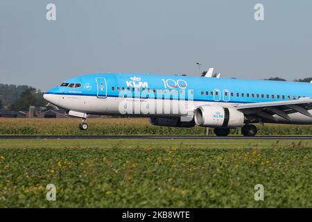 KLM Royal Dutch Airlines Boeing 737-800 come visto all'atterraggio finale all'aeroporto internazionale Schiphol di Amsterdam AMS EHAM nei Paesi Bassi. L'aereo da B737 passeggeri ha la registrazione PH-BCB, 2x motori a reazione CFMI CFM56, il nome Grote Pijlstormvogel / Great Shearwater e un adesivo per il 100° anniversario della compagnia aerea. KLM Royal Dutch Airlines, legalmente Koninklijke Luchtvaart Maatschappij N.V. è la compagnia aerea più antica del mondo, membro dell'alleanza aerea SkyTeam e appartiene al gruppo Air France-KLM. (Foto di Nicolas Economou/NurPhoto) Foto Stock