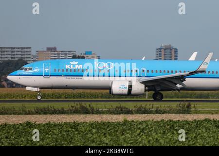 KLM Royal Dutch Airlines Boeing 737-800 come visto all'atterraggio finale all'aeroporto internazionale Schiphol di Amsterdam AMS EHAM nei Paesi Bassi. L'aereo da B737 passeggeri ha la registrazione PH-BCB, 2x motori a reazione CFMI CFM56, il nome Grote Pijlstormvogel / Great Shearwater e un adesivo per il 100° anniversario della compagnia aerea. KLM Royal Dutch Airlines, legalmente Koninklijke Luchtvaart Maatschappij N.V. è la compagnia aerea più antica del mondo, membro dell'alleanza aerea SkyTeam e appartiene al gruppo Air France-KLM. (Foto di Nicolas Economou/NurPhoto) Foto Stock