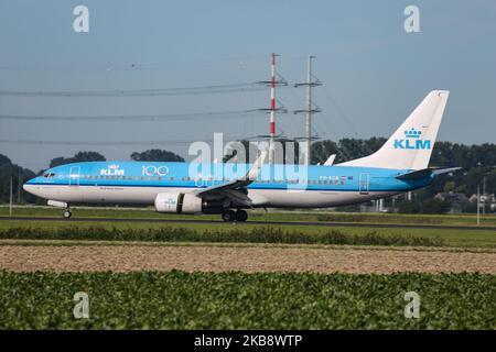 KLM Royal Dutch Airlines Boeing 737-800 come visto all'atterraggio finale all'aeroporto internazionale Schiphol di Amsterdam AMS EHAM nei Paesi Bassi. L'aereo da B737 passeggeri ha la registrazione PH-BCB, 2x motori a reazione CFMI CFM56, il nome Grote Pijlstormvogel / Great Shearwater e un adesivo per il 100° anniversario della compagnia aerea. KLM Royal Dutch Airlines, legalmente Koninklijke Luchtvaart Maatschappij N.V. è la compagnia aerea più antica del mondo, membro dell'alleanza aerea SkyTeam e appartiene al gruppo Air France-KLM. (Foto di Nicolas Economou/NurPhoto) Foto Stock