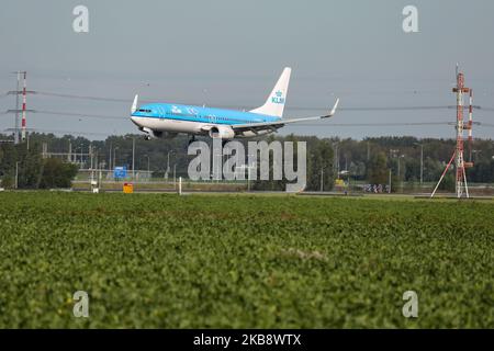 KLM Royal Dutch Airlines Boeing 737-800 come visto all'atterraggio finale all'aeroporto internazionale Schiphol di Amsterdam AMS EHAM nei Paesi Bassi. L'aereo da B737 passeggeri ha la registrazione PH-BCB, 2x motori a reazione CFMI CFM56, il nome Grote Pijlstormvogel / Great Shearwater e un adesivo per il 100° anniversario della compagnia aerea. KLM Royal Dutch Airlines, legalmente Koninklijke Luchtvaart Maatschappij N.V. è la compagnia aerea più antica del mondo, membro dell'alleanza aerea SkyTeam e appartiene al gruppo Air France-KLM. (Foto di Nicolas Economou/NurPhoto) Foto Stock