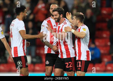 Joel Lynch di Sunderland, Will Grigg e Lynden Gooch celebreranno il loro secondo gol durante la partita della Sky Bet League 1 tra Sunderland e Tranmere Rovers allo Stadio di luce di Sunderland martedì 22nd ottobre 2019. (Foto di Mark Fletcher/MI News/NurPhoto) Foto Stock