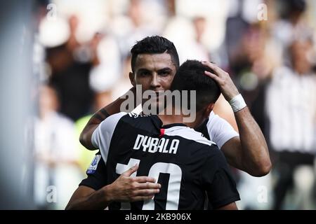 Juventus Forward Cristiano Ronaldo (7) festeggia con la Juventus Forward Paulo Dybala (10) dopo aver segnato il suo gol per renderlo 2-0 durante la Serie A Football Match n.6 JUVENTUS - SPAL il 28 settembre 2019 allo Stadio Allianz di Torino, Piemonte, Italia. Risultato finale: Juventus-Spal 2-0. (Foto di Matteo Bottanelli/NurPhoto) Foto Stock