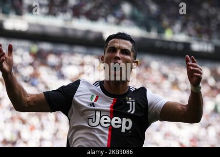 Juventus Forward Cristiano Ronaldo (7) festeggia durante la Serie Una partita di calcio n.6 JUVENTUS - SPAL il 28 settembre 2019 presso lo Stadio Allianz di Torino, Piemonte, Italia. Risultato finale: Juventus-Spal 2-0. (Foto di Matteo Bottanelli/NurPhoto) Foto Stock