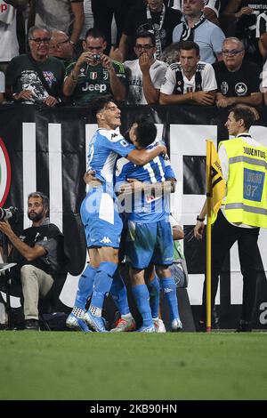 Il difensore napoletano Giovanni di Lorenzo (22) festeggia con il Napoli l'andata Hirving Lozano (11) dopo aver segnato il suo gol per renderlo 3-3 durante la Serie A Football Match n.2 JUVENTUS - NAPOLI il 31 agosto 2019 presso lo Stadio Allianz di Torino, Piemonte, Italia. Risultato finale: Juventus-Napoli 4-3. (Foto di Matteo Bottanelli/NurPhoto) Foto Stock