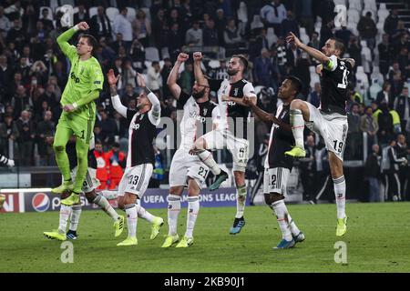 I giocatori della Juventus festeggiano la vittoria dopo la partita di calcio a gironi della UEFA Champions League n.3 JUVENTUS - LOKOMOTIV MOSKVA il 22 ottobre 2019 allo stadio Allianz di Torino, Piemonte. Risultato finale: Juventus - Lokomotiv Moskva 2-1. (Foto di Matteo Bottanelli/NurPhoto) Foto Stock