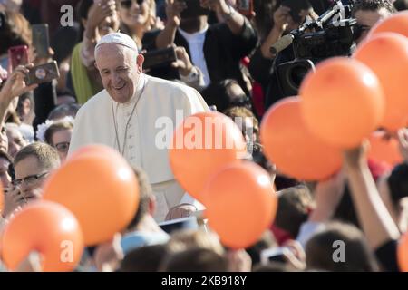 Un gruppo di pellegrini fa ondate di palloncini arancioni durante l'udienza generale settimanale di Papa Francesco in Piazza San Pietro, Città del Vaticano, 23 ottobre 2019. (Foto di massimo Valicchia/NurPhoto) Foto Stock