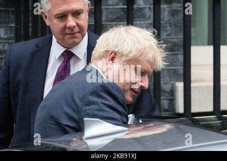 Il primo ministro britannico Boris Johnson lascia 10 Downing Street per il suo secondo PMQ alla Camera dei Comuni dal suo insediamento il 23 ottobre 2019 a Londra, Inghilterra. Ieri, i deputati hanno approvato la seconda lettura dell'accordo di ritiro dell'Unione europea, ma hanno respinto il calendario del disegno di legge sulla Brexit del governo, che obbligava il primo ministro Boris Johnson a sospendere il processo legislativo e ad attendere la decisione dell'UE di concedere una proroga. (Foto di Wiktor Szymanowicz/NurPhoto) Foto Stock