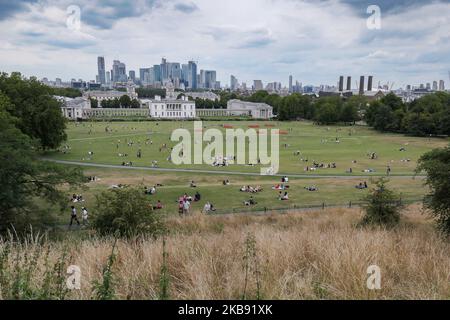 Canary Wharf come si vede in una vista panoramica nuvolosa epica, Maritime Museum, Old Royal Naval College e London Skyline da Greenwich Park durante il giorno a Londra, Inghilterra. Canary Wharf è un quartiere finanziario e finanziario centrale secondario di Londra, con molte banche situate lì, grattacielo e molte sono in costruzione con architettura moderna alta con edifici con facciata in vetro. (Foto di Nicolas Economou/NurPhoto) Foto Stock