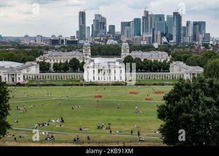 Canary Wharf come si vede in una vista panoramica nuvolosa epica, Maritime Museum, Old Royal Naval College e London Skyline da Greenwich Park durante il giorno a Londra, Inghilterra. Canary Wharf è un quartiere finanziario e finanziario centrale secondario di Londra, con molte banche situate lì, grattacielo e molte sono in costruzione con architettura moderna alta con edifici con facciata in vetro. (Foto di Nicolas Economou/NurPhoto) Foto Stock