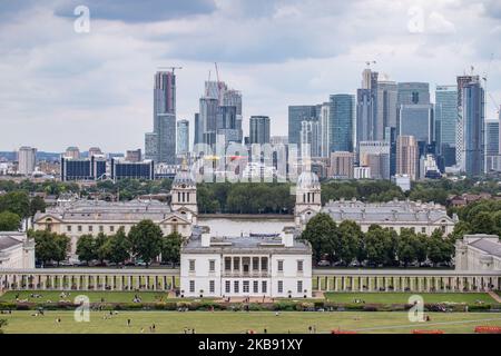 Canary Wharf come si vede in una vista panoramica nuvolosa epica, Maritime Museum, Old Royal Naval College e London Skyline da Greenwich Park durante il giorno a Londra, Inghilterra. Canary Wharf è un quartiere finanziario e finanziario centrale secondario di Londra, con molte banche situate lì, grattacielo e molte sono in costruzione con architettura moderna alta con edifici con facciata in vetro. (Foto di Nicolas Economou/NurPhoto) Foto Stock