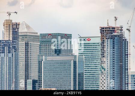 Canary Wharf come si vede in una vista panoramica nuvolosa epica, Maritime Museum, Old Royal Naval College e London Skyline da Greenwich Park durante il giorno a Londra, Inghilterra. Canary Wharf è un quartiere finanziario e finanziario centrale secondario di Londra, con molte banche situate lì, grattacielo e molte sono in costruzione con architettura moderna alta con edifici con facciata in vetro. (Foto di Nicolas Economou/NurPhoto) Foto Stock