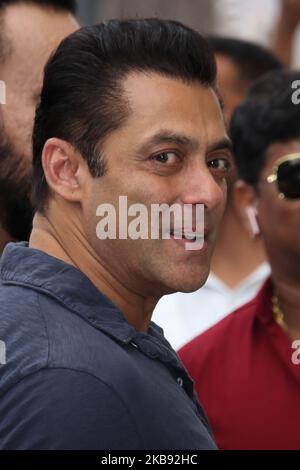 L'attore indiano Salman Khan arriva per un trailer del prossimo film di Bollywood 'Dabangg 3' a Mumbai, in India, il 23 ottobre 2019. (Foto di Himanshu Bhatt/NurPhoto) Foto Stock