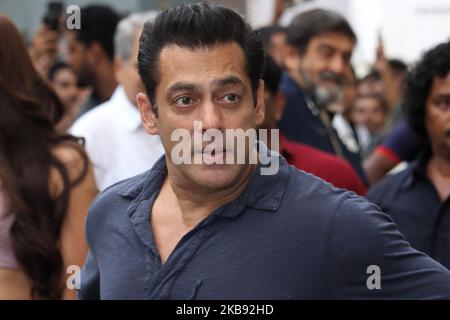 L'attore indiano Salman Khan arriva per un trailer del prossimo film di Bollywood 'Dabangg 3' a Mumbai, in India, il 23 ottobre 2019. (Foto di Himanshu Bhatt/NurPhoto) Foto Stock