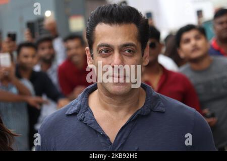 L'attore indiano Salman Khan arriva per un trailer del prossimo film di Bollywood 'Dabangg 3' a Mumbai, in India, il 23 ottobre 2019. (Foto di Himanshu Bhatt/NurPhoto) Foto Stock