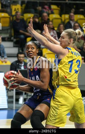 Stephanie Mavunga (23) di BLMA è visto in azione contro Maryia papova (13) di Arka Gdynia durante la partita di basket donna Eurolega tra Arka Gdynia (Polonia) e Basket Lattes Montpellier Association (Francia) a Gdynia, Polonia il 23 ottobre 2019 (Foto di Michal Fludra/NurPhoto) Foto Stock