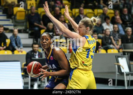 Stephanie Mavunga (23) di BLMA è visto in azione contro Maryia papova (13) di Arka Gdynia durante la partita di basket donna Eurolega tra Arka Gdynia (Polonia) e Basket Lattes Montpellier Association (Francia) a Gdynia, Polonia il 23 ottobre 2019 (Foto di Michal Fludra/NurPhoto) Foto Stock