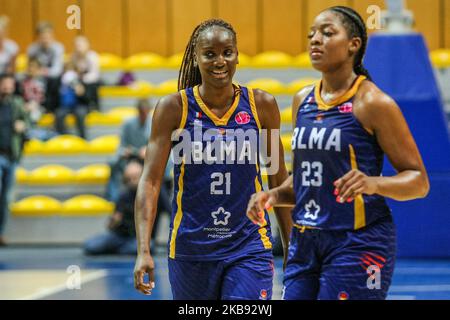 Laetitia Kamba (21) di BLMA e Stephanie Mavunga (23) di BLMA sono visti in azione durante il gioco di pallacanestro femminile Eurolega tra Arka Gdynia (Polonia) e Basket Lattes Montpellier Association (Francia) a Gdynia, Polonia il 23 ottobre 2019 (Foto di Michal Fludra/NurPhoto) Foto Stock