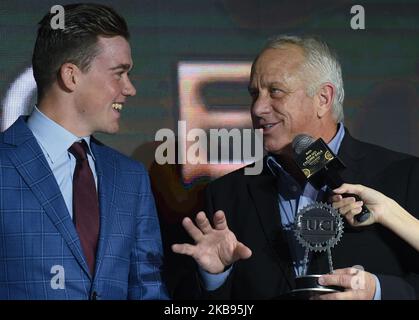 Mads Pedersen, pilota professionistico danese per il Team Trek–Segafredo, e campione mondiale di corse Elite Men 2019, riceve il premio Men Elite Road Race UCI World Champion Award da Greg LeMond, durante il Gala ciclistico UCI 5th a Guilin. Martedì 22 ottobre 2019, a Guilin, nella regione di Guangxi, Cina. (Foto di Artur Widak/NurPhoto) Foto Stock