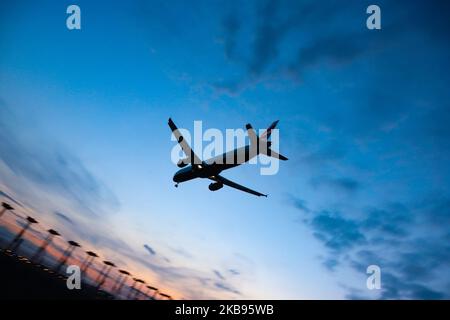 Silhouette di aeroplano durante l'atterraggio finale, durante il tramonto, il crepuscolo e l'ora magica presso la capitale britannica, London Heathrow International Airport EGLL LHR in Inghilterra, Regno Unito. Gli aeromobili Boeing e Airbus atterrano sulla pista settentrionale sopra le antenne degli strumenti di radionavigazione. (Foto di Nicolas Economou/NurPhoto) Foto Stock