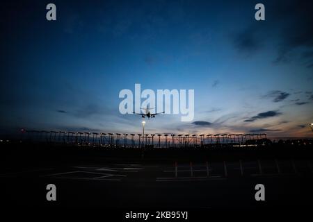 Silhouette di aeroplano durante l'atterraggio finale, durante il tramonto, il crepuscolo e l'ora magica presso la capitale britannica, London Heathrow International Airport EGLL LHR in Inghilterra, Regno Unito. Gli aeromobili Boeing e Airbus atterrano sulla pista settentrionale sopra le antenne degli strumenti di radionavigazione. (Foto di Nicolas Economou/NurPhoto) Foto Stock