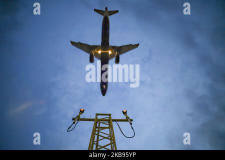 Silhouette di aeroplano durante l'atterraggio finale, durante il tramonto, il crepuscolo e l'ora magica presso la capitale britannica, London Heathrow International Airport EGLL LHR in Inghilterra, Regno Unito. Gli aeromobili Boeing e Airbus atterrano sulla pista settentrionale sopra le antenne degli strumenti di radionavigazione. (Foto di Nicolas Economou/NurPhoto) Foto Stock