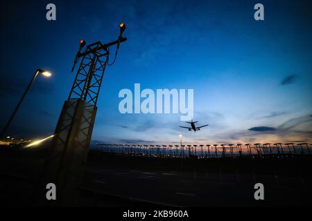 Silhouette di aeroplano durante l'atterraggio finale, durante il tramonto, il crepuscolo e l'ora magica presso la capitale britannica, London Heathrow International Airport EGLL LHR in Inghilterra, Regno Unito. Gli aeromobili Boeing e Airbus atterrano sulla pista settentrionale sopra le antenne degli strumenti di radionavigazione. (Foto di Nicolas Economou/NurPhoto) Foto Stock