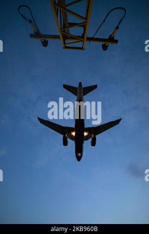 Silhouette di aeroplano durante l'atterraggio finale, durante il tramonto, il crepuscolo e l'ora magica presso la capitale britannica, London Heathrow International Airport EGLL LHR in Inghilterra, Regno Unito. Gli aeromobili Boeing e Airbus atterrano sulla pista settentrionale sopra le antenne degli strumenti di radionavigazione. (Foto di Nicolas Economou/NurPhoto) Foto Stock