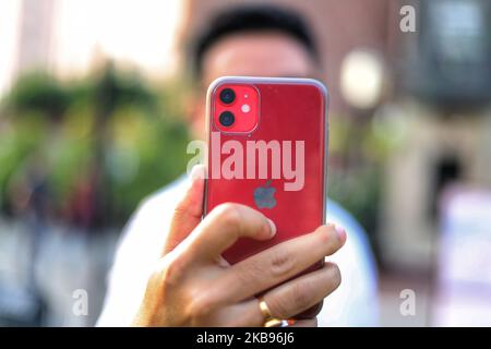 Un ragazzo prende selfie con il nuovo Apple iPhone 11 a Nuova Delhi, India il 25 ottobre 2019 (Foto di Nasir Kachroo/NurPhoto) Foto Stock