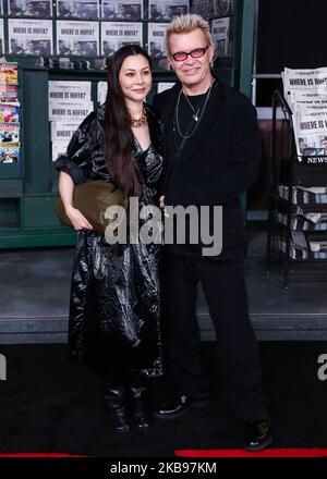 HOLLYWOOD, LOS ANGELES, CALIFORNIA, USA - 24 OTTOBRE: China Chow e Billy Idol arrivano alla prima di Netflix 'The Irishman' tenutasi al TCL Chinese Theatre IMAX il 24 ottobre 2019 a Hollywood, Los Angeles, California, Stati Uniti. (Foto di David Acosta/Image Press Agency/NurPhoto) Foto Stock