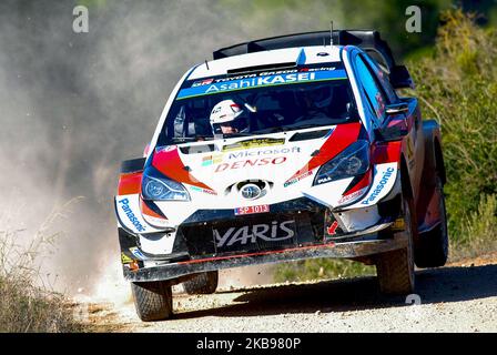 Il driver estone Ott Tnak e il suo co-driver Martin Jrveoja, della Toyota Gazoo Racing WRT, saltando con la sua Toyota Yaris alla SS2 Horta-Bot durante la prima giornata del Rally RACC Catalunya Costa Daurada, il 25 ottobre 2019 a Salou, Spagna. (Foto di Joan Cros/NurPhoto) Foto Stock