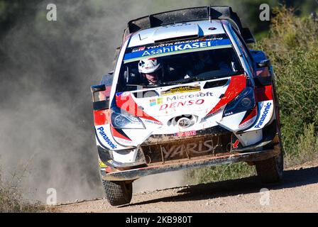 Il pilota finlandese Jar-Matti Latvala e il suo co-pilota Mikka Anttila della Toyota Gazoo Racing WRT, saltando con la sua Toyota Yaris WRC alle SS2 di Horta-Bot durante la prima giornata del Rally RACC Catalunya Costa Daurada, il 25 ottobre 2019 a Salou, Spagna. (Foto di Joan Cros/NurPhoto) Foto Stock