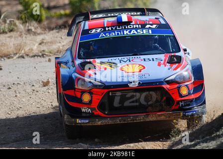 Il pilota francese Slastien Loeb e il suo co-pilota Daniel Elena del team Hyundai Shell Mobis World Rally, alla guida della sua Hyundai i20 Coupe WRC alle SS3 la Fatarella-Vilalba durante la prima giornata del Rally RACC Catalunya Costa Daurada, il 25 ottobre 2019 a Salou, Spagna. (Foto di Joan Cros/NurPhoto) Foto Stock