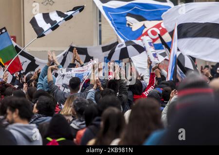 Osorno, Cile, 24 ottobre 2019. I membri della garra blanca, tifosi della squadra di calcio del Colo Colo hanno marciato insieme ai cittadini e alle organizzazioni sociali per manifestare contro il governo di Sebastián Piñera, le sue misure politiche e la repressione esercitata contro le manifestazioni sociali in tutto il Cile. (Foto di Fernando Lavoz/NurPhoto) Foto Stock