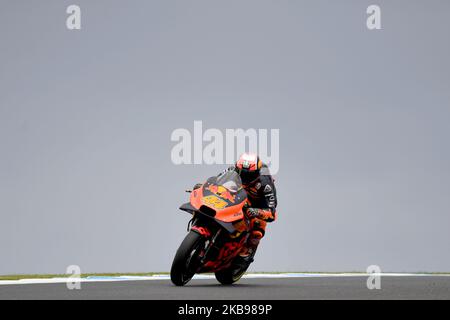 Pol Espargaro di Spagna guida la Red Bull KTM Factory Racing in occasione delle prove in vista della MotoGP australiana al circuito del Gran Premio di Phillip Island il 26 ottobre 2019 a Phillip Island, Australia (Foto di Morgan Hancock/NurPhoto) Foto Stock