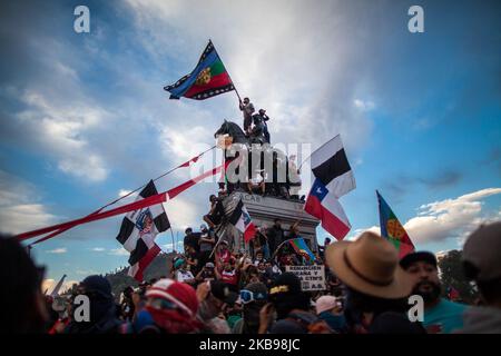 Migliaia di persone si sono riunite intorno al Monumento del Generale Baquedano in Plaza Italia, Santiago, il 25 ottobre 2019, a Santiago, Cile, durante l'ottavo giorno di proteste contro il governo del presidente Sebastian Pinera. Il presidente Sebastian Pinera ha annunciato misure per migliorare la disuguaglianza sociale, tuttavia i sindacati hanno chiesto uno sciopero a livello nazionale e le dimostrazioni massicce continuano quando il numero delle vittime raggiunge i 18. Tra le richieste che hanno suscitato le proteste vi sono: Assistenza sanitaria, sistema pensionistico, privatizzazione dell'acqua, trasporti pubblici, istruzione, mobilità sociale e corruzione. (Foto di Javier Barrera/NurPhoto) Foto Stock