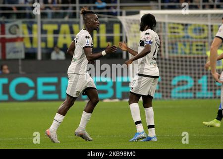 Gervinho di Parma Calcio festeggia con Yann Karamoh di Parma Calcio dopo aver segnato il gol durante la Serie Un match tra FC Internazionale e Parma Calcio allo Stadio Giuseppe Meazza il 26 ottobre 2019 a Milano. (Foto di Giuseppe Cottini/NurPhoto) Foto Stock