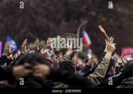 Osorno, Cile. 25 ottobre 2019. la marcia massiccia che ha riunito cittadini, organizzazioni sociali finisce con gli scontri tra polizia antisommossa e manifestanti. L'epidemia sociale ha causato morti, migliaia di detenuti, saccheggi e continui scontri tra cittadini e polizia e militari a Osorno, in Cile. (Foto di Fernando Lavoz/NurPhoto) Foto Stock