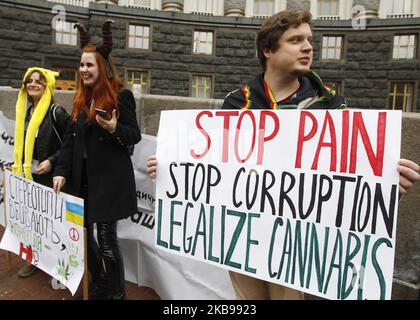 La gente partecipa a un rally "la marcia della canapa della libertà", chiedendo la legalizzazione dell'uso di marijuana, presso il Gabinetto dei ministri dell'Ucraina a Kyiv, Ucraina, il 26 ottobre 2019. Un gruppo di attivisti si è riunito per chiedere ai funzionari ucraini la riforma della politica statale in materia di droga, la depenalizzazione dell'uso della marijuana e la revisione da parte del Parlamento di un disegno di legge sulla cannabis medica. (Foto di Str/NurPhoto) Foto Stock