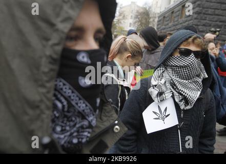 La gente partecipa a un rally "la marcia della canapa della libertà", chiedendo la legalizzazione dell'uso di marijuana, presso il Gabinetto dei ministri dell'Ucraina a Kyiv, Ucraina, il 26 ottobre 2019. Un gruppo di attivisti si è riunito per chiedere ai funzionari ucraini la riforma della politica statale in materia di droga, la depenalizzazione dell'uso della marijuana e la revisione da parte del Parlamento di un disegno di legge sulla cannabis medica. (Foto di Str/NurPhoto) Foto Stock