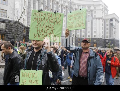 La gente partecipa a un rally "la marcia della canapa della libertà", chiedendo la legalizzazione dell'uso di marijuana, presso il Gabinetto dei ministri dell'Ucraina a Kyiv, Ucraina, il 26 ottobre 2019. Un gruppo di attivisti si è riunito per chiedere ai funzionari ucraini la riforma della politica statale in materia di droga, la depenalizzazione dell'uso della marijuana e la revisione da parte del Parlamento di un disegno di legge sulla cannabis medica. (Foto di Str/NurPhoto) Foto Stock