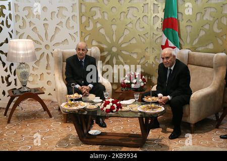 L'ex primo ministro algerino Abdelmadidid Tebboune (L) incontra il presidente dell'autorità elettorale nazionale indipendente Mohamed Charfi (R) durante il deposito del suo dossier di candidatura all'autorità per le prossime elezioni presidenziali, ad Algeri, in Algeria, il 26 ottobre 2019. Le elezioni presidenziali in Algeria sono previste per il 12 dicembre 2019 (Foto di Billal Bensalem/NurPhoto) Foto Stock