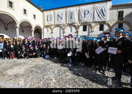 Per le strade di Palermo, 550 laureati della sessione autunnale hanno marciato. La cerimonia di laurea si è conclusa con il tradizionale 'lancio del tocco', che si è svolto nel complesso monumentale di Sant'Antonino. La processione è stata aperta dal Rettore dell'Università di Palermo Fabrizio Micari, dal Direttore Generale Antonio Romeo e dalle autorità accademiche. Palermo, 26 ottobre 2019. (Foto di Francesco Militello Mirto/NurPhoto) Foto Stock